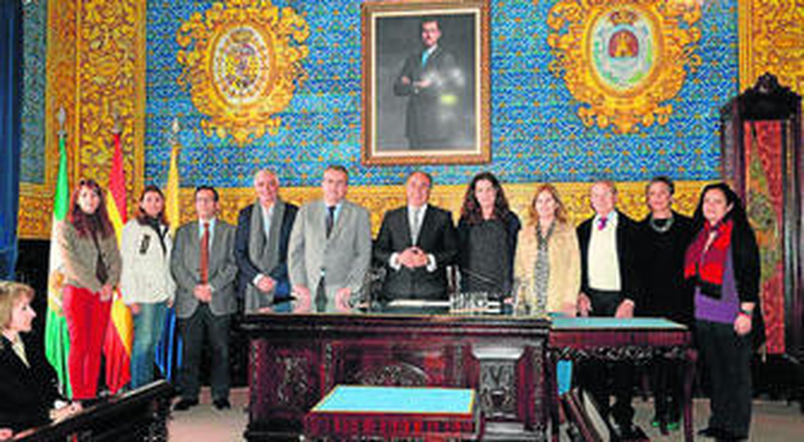 Los firmantes del convenio Conciliam posan ayer en el salón de plenos del Ayuntamiento.