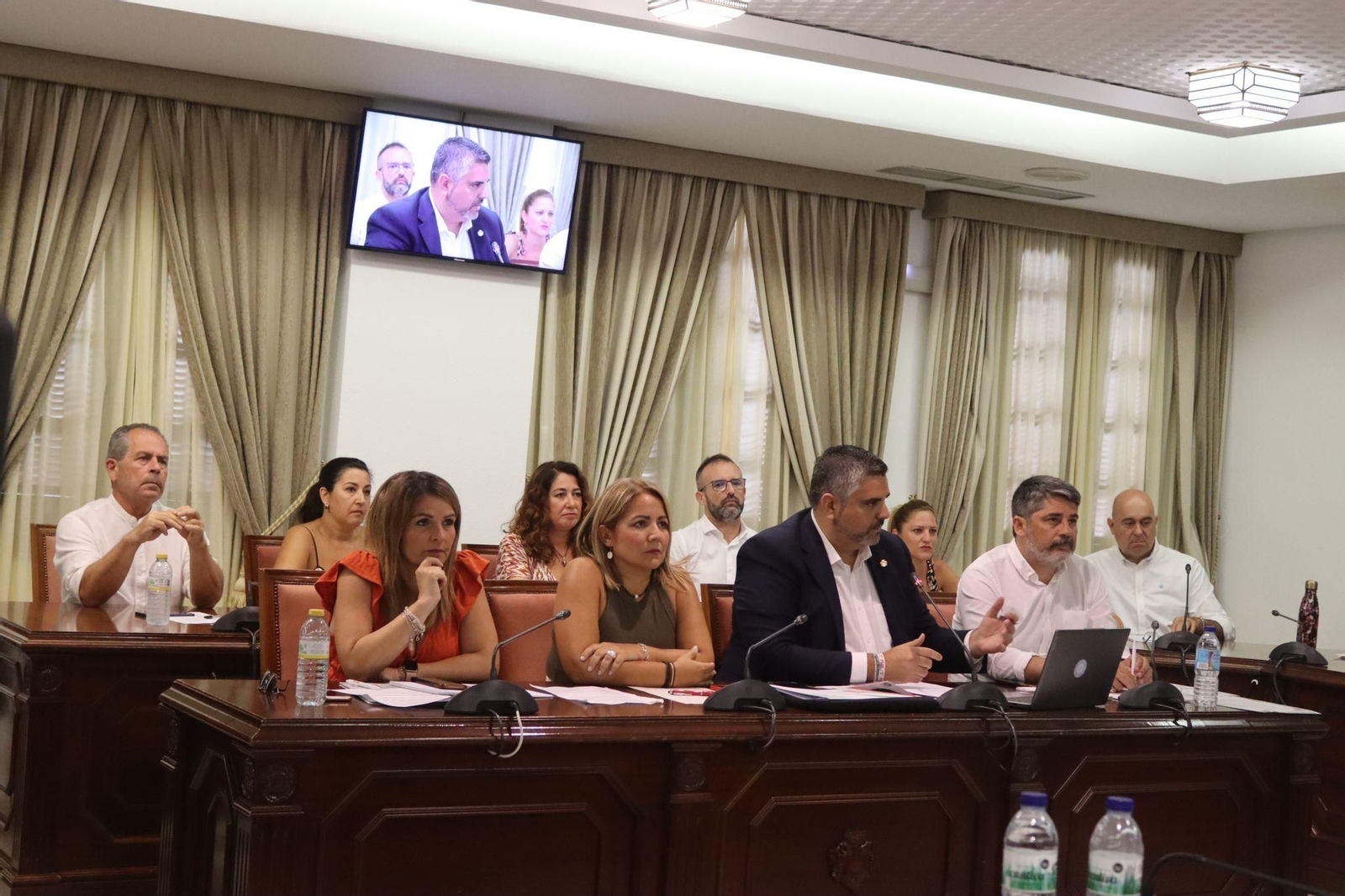 La bancada socialista durante la sesión plenaria. La bancada socialista durante la sesión plenaria.