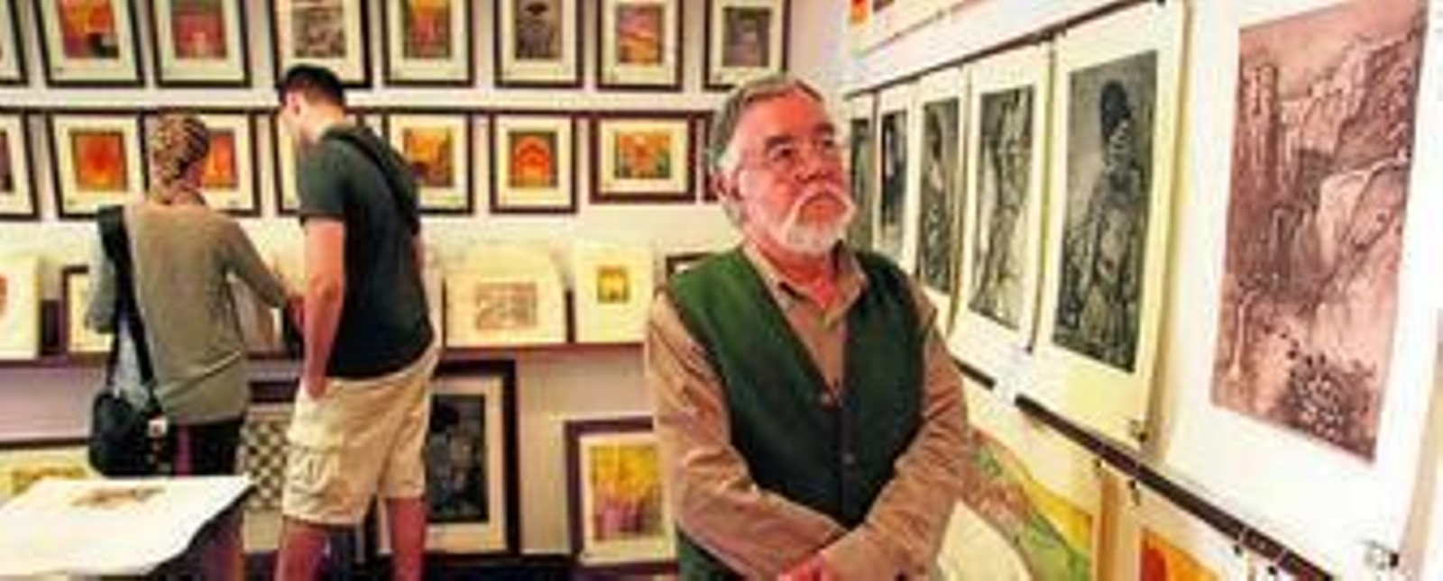 Pedro Somera con algunas de sus obras.