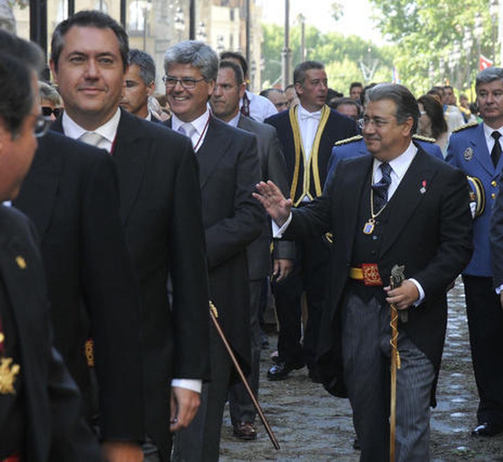 Zoido presidiendo el desfile.

Foto: Juan Carlos Vazquez