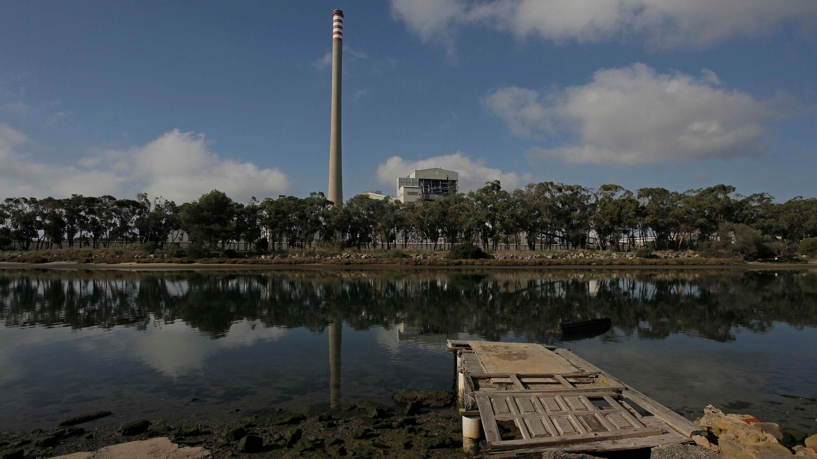 La central térmica de EDP en Los Barrios, con su característica chimenea.