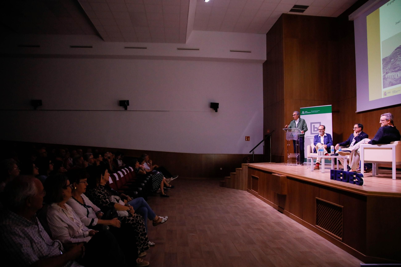 Imágenes de la presentación del documental "Almagrera, un sueño minero" en la biblioteca Villaespesa de Almería