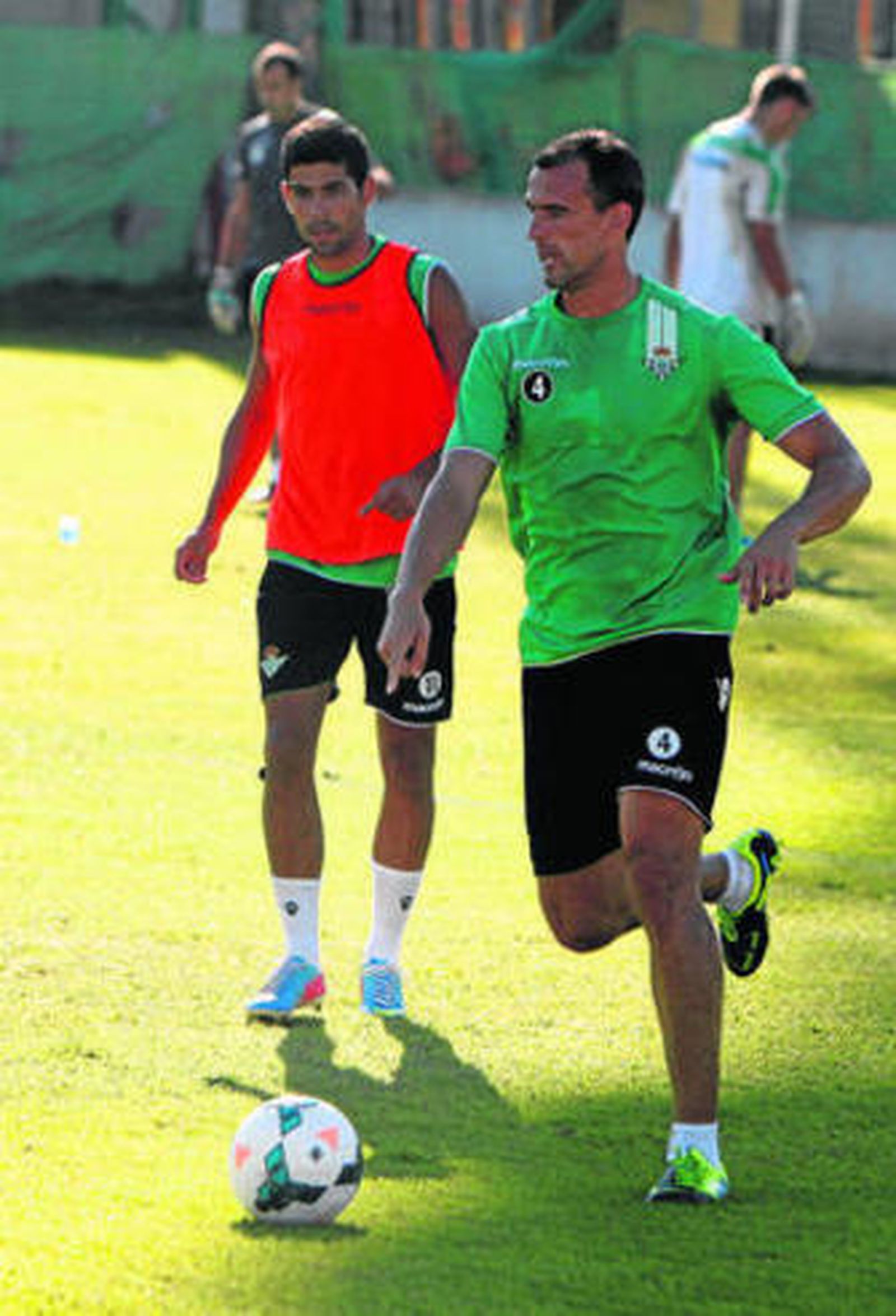 Amaya conduce el balón, con Juanfran justo detrás.