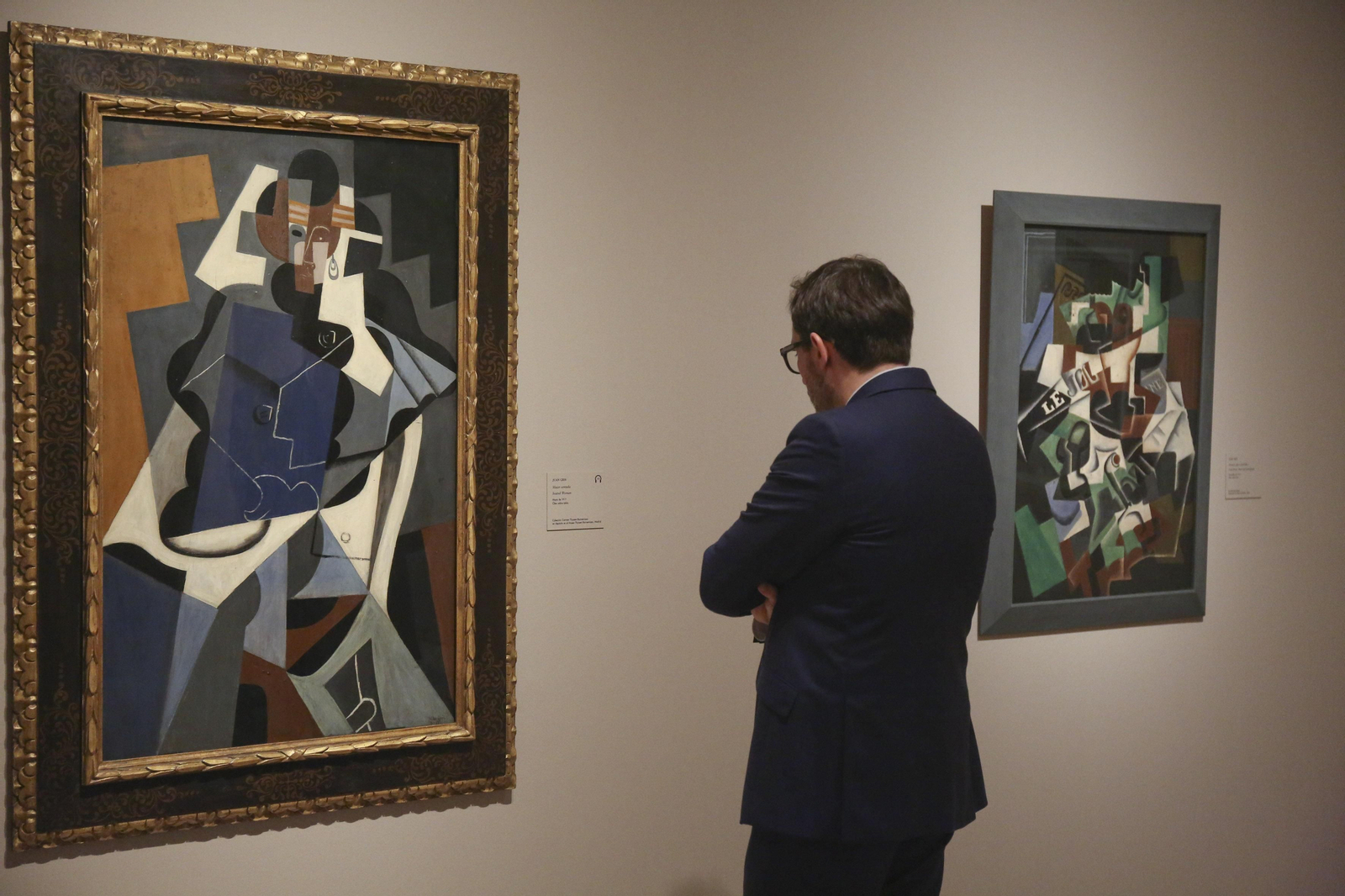 1. 'Mujer sentada', Juan Gris, 1917, junto a 'Frutero, pipa y periódico', del mismo año. 2. Las obras 'Naturaleza muerta con frutero' y 'Sé buena / Juana de Arco' de María Blanchard. 3 Vista general de la sala con 'Pierrot con guitarra'. 4. Eugenio Carmona explica las rimas plásticas de 'La vista sobre la bahía', Juan Gris 1921.  5. 'Bodegón con caja de cerillas', de Blanchard. .