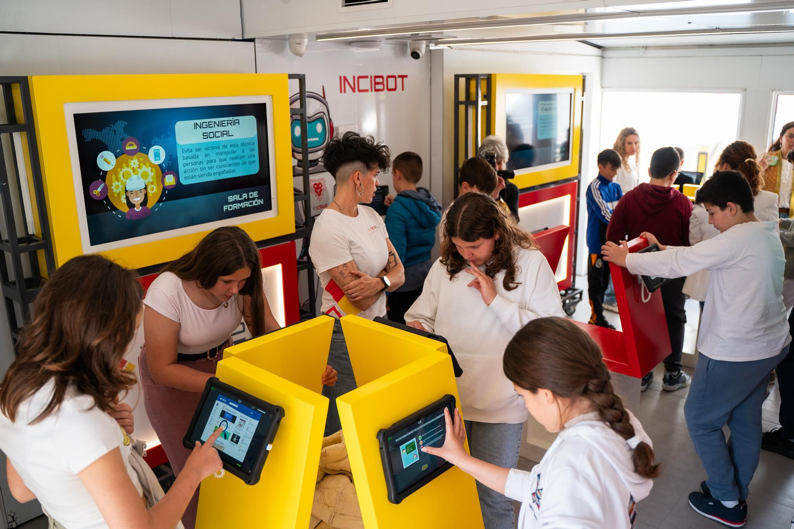 Imágenes de la inauguración del Roadshow Experiencia Incibe en la plaza 12 de Octubre