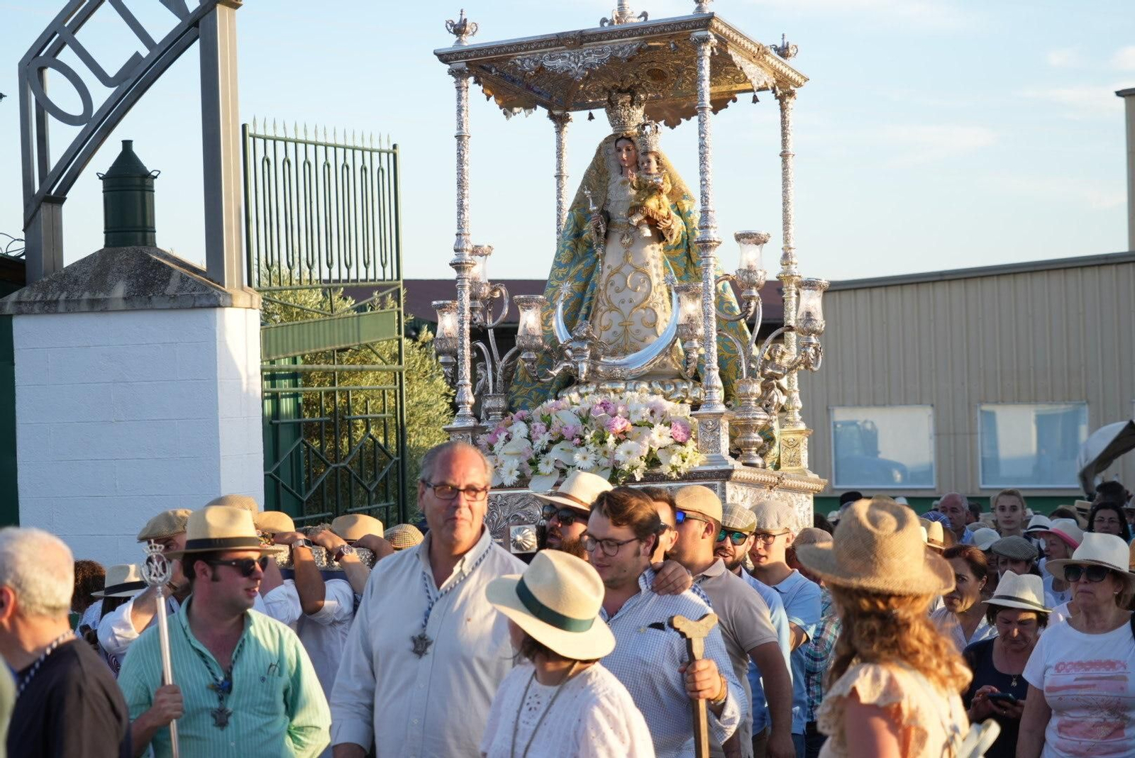 La romería de la Virgen de Luna del Lunes de Pentecostés en Villanueva de Córdoba, en imágenes