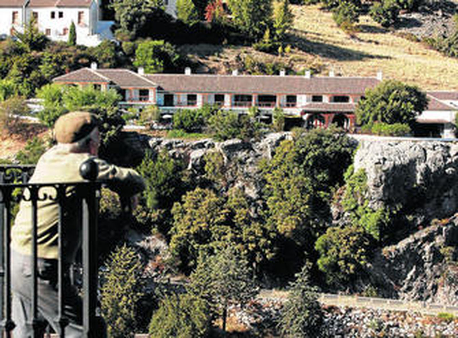 Vista de la Villa Turística de Grazalema desde uno de los miradores del municipio, en una imagen de archivo.