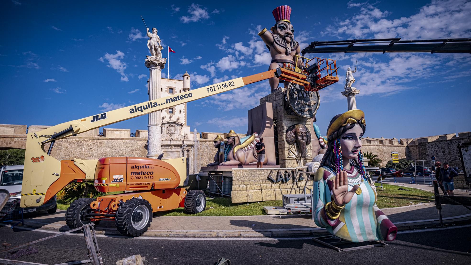 Montaje del monumento fenicio en las Puertas de Tierra realizado por el artista Alejandro Santaeulalia.