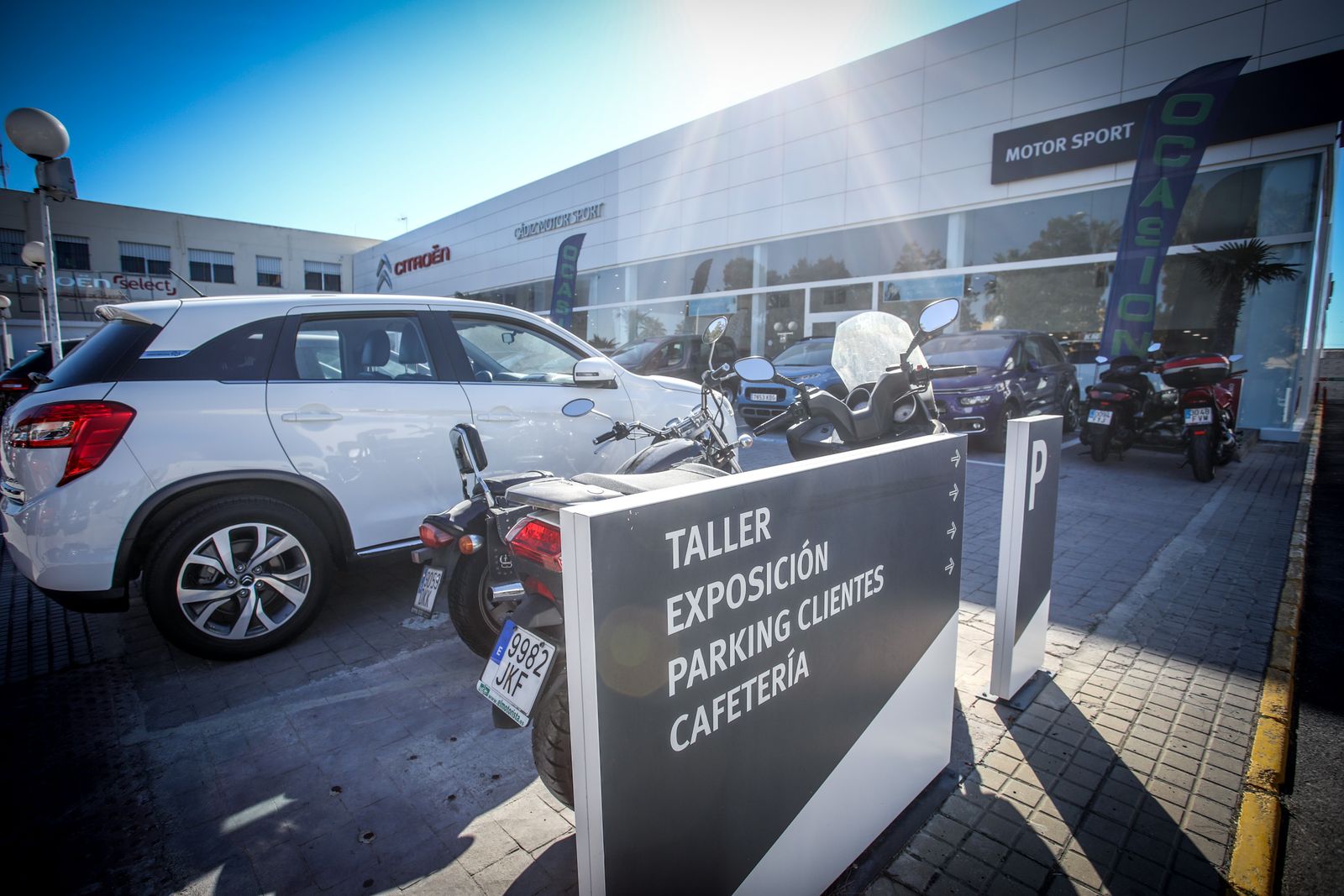 Exterior de un concesionario de automóviles de la capital gaditana.