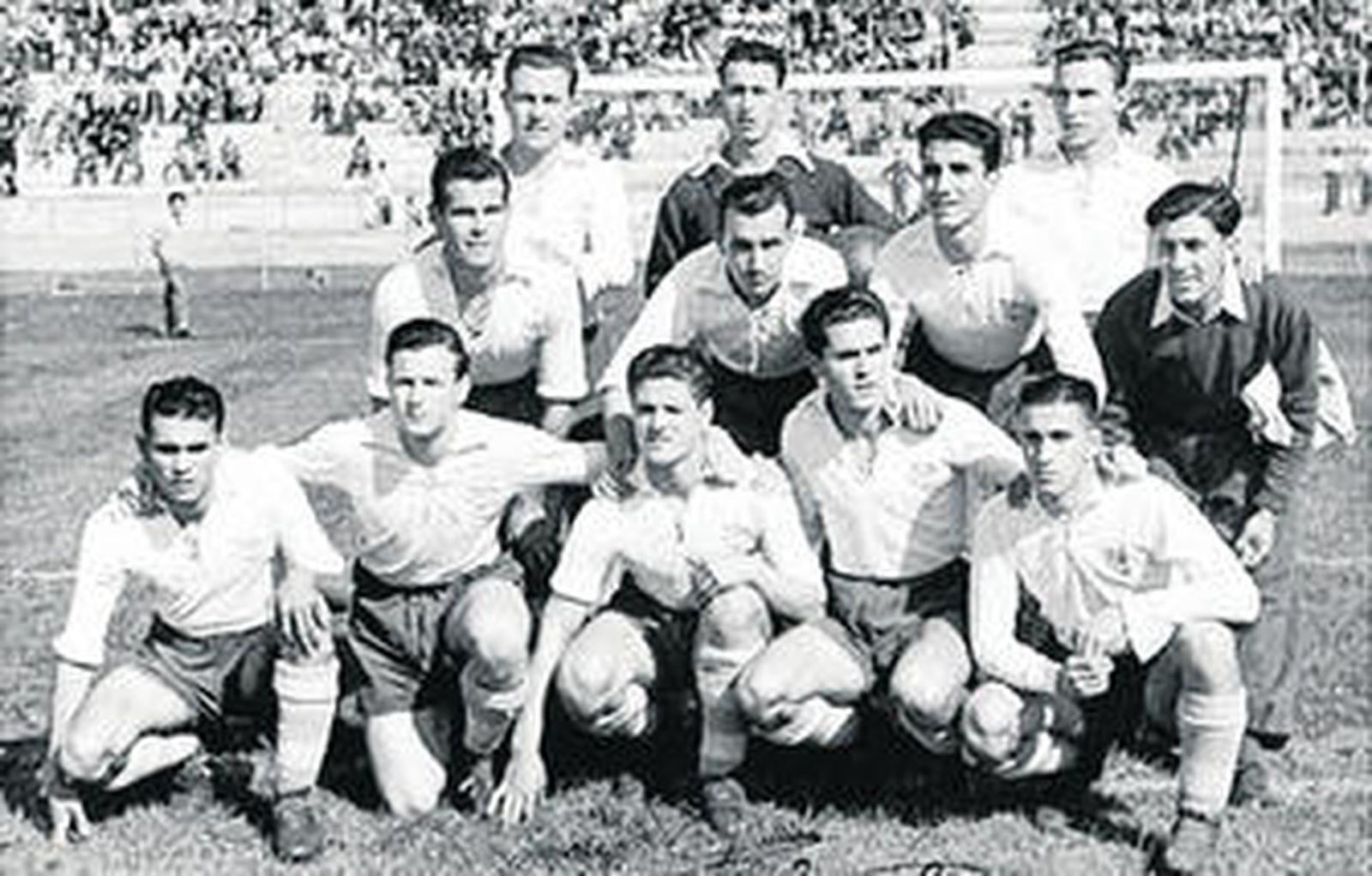 Imagen del plantel del Alcoyano antes de un partido a mitad del siglo pasado.