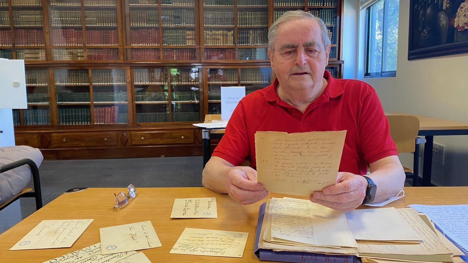 El escritor Rafael Raya con la documentación del archivo de Luis Montoto.