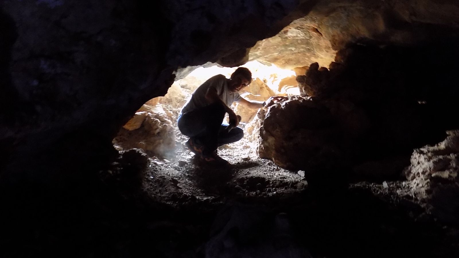 Entrada a la cueva donde se encontraron los huesos.