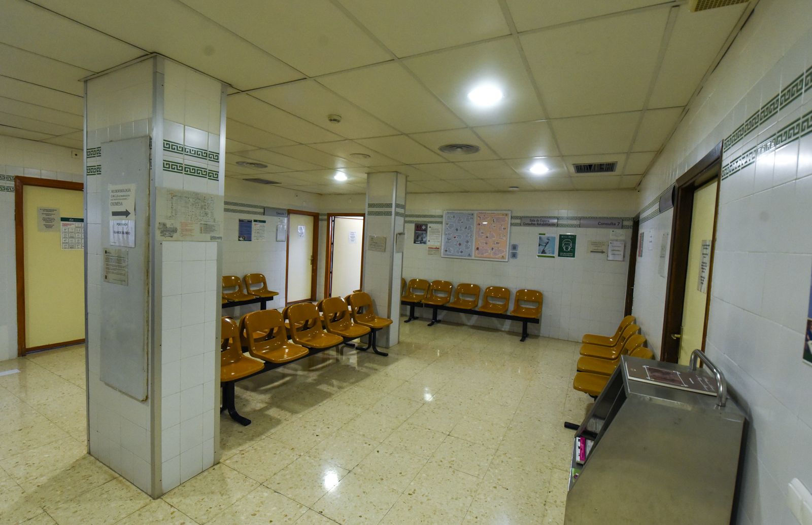 Una de las salas de espera del área de Rehabilitación y Neurofisiología del Hospital Reina Sofía.