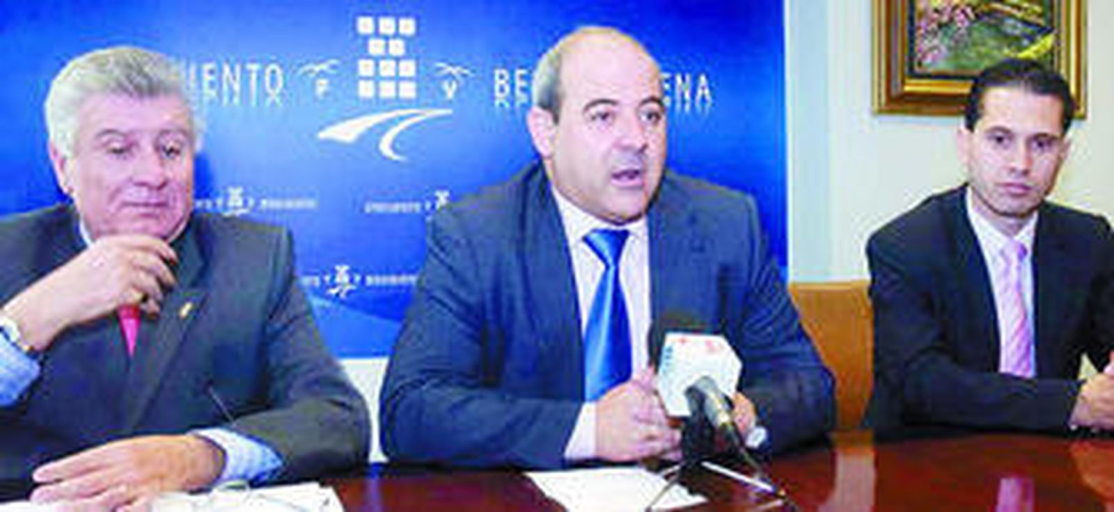 Sánchez, Artacho y Paradas Romero, en la presentación de ayer.