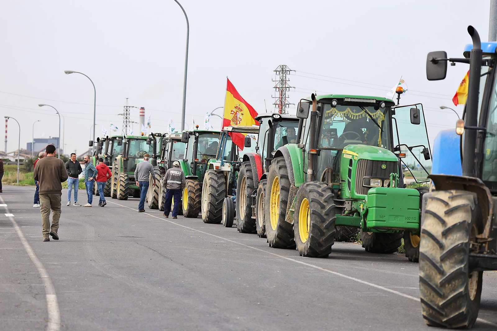 Imágenes de la multitudinaria tractorada de los agricultores en Huelva