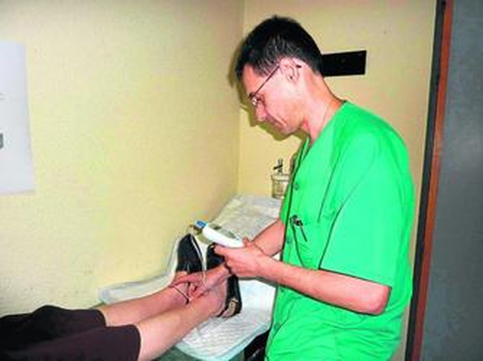 Aplicación de la estimulación eléctrica al nervio del tobillo.