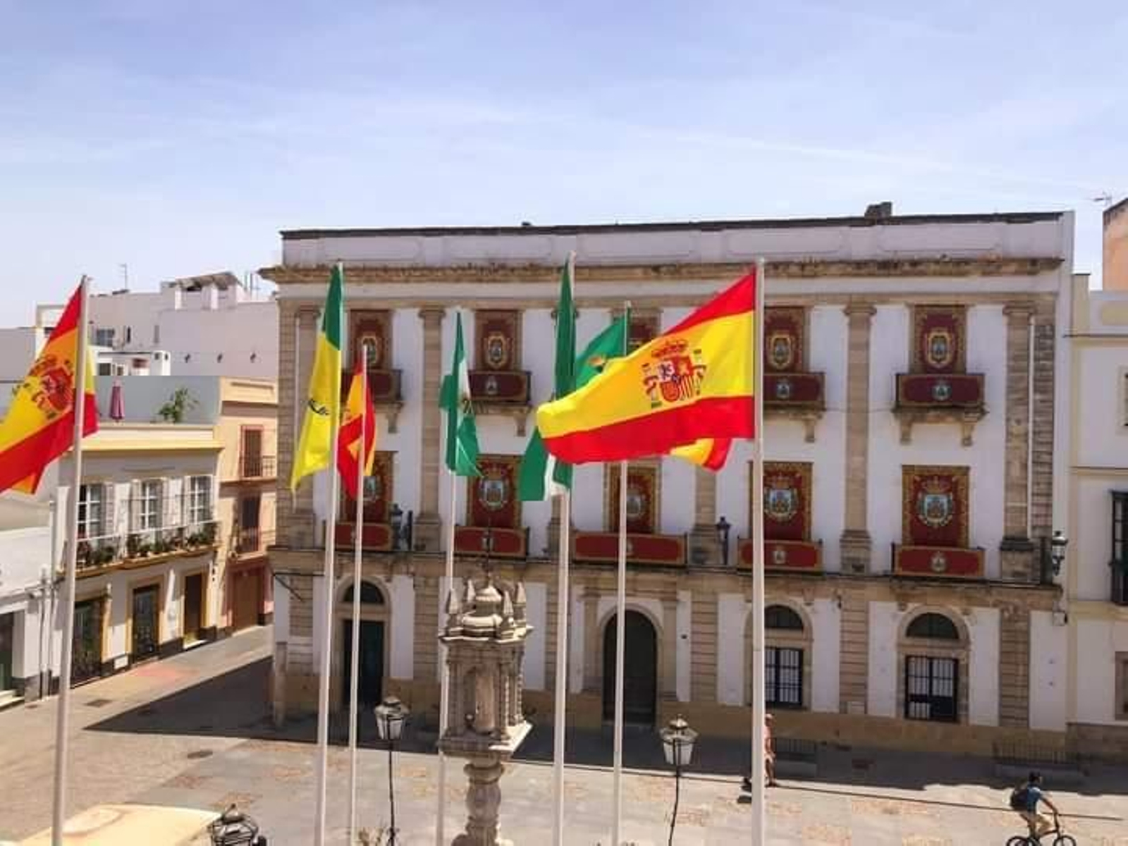 Banderas para decorar la plaza de España.