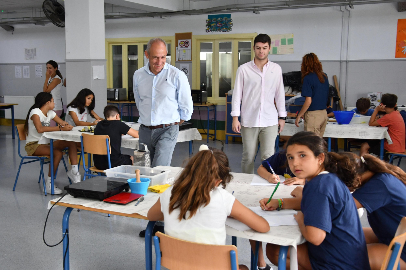El alcalde de Tomares, José María Soriano, visita uno de los campus.