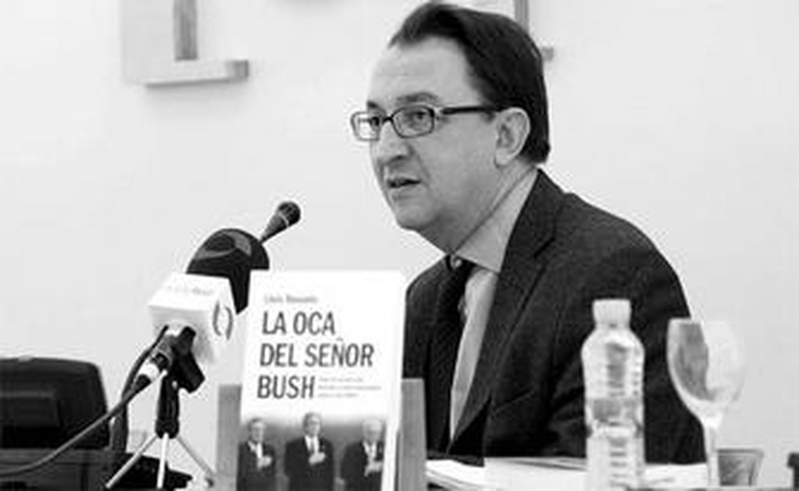 Lluis Bassets, con su libro, ayer en la APC.
