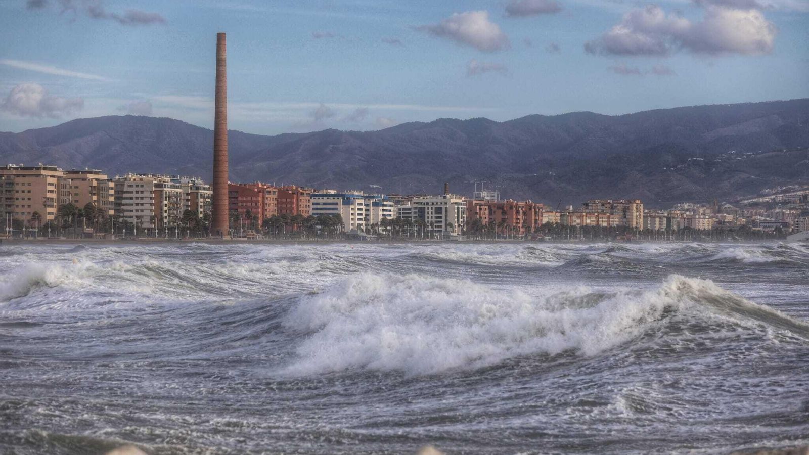 Oleaje en las playas de Málaga capital, en aviso naranja.