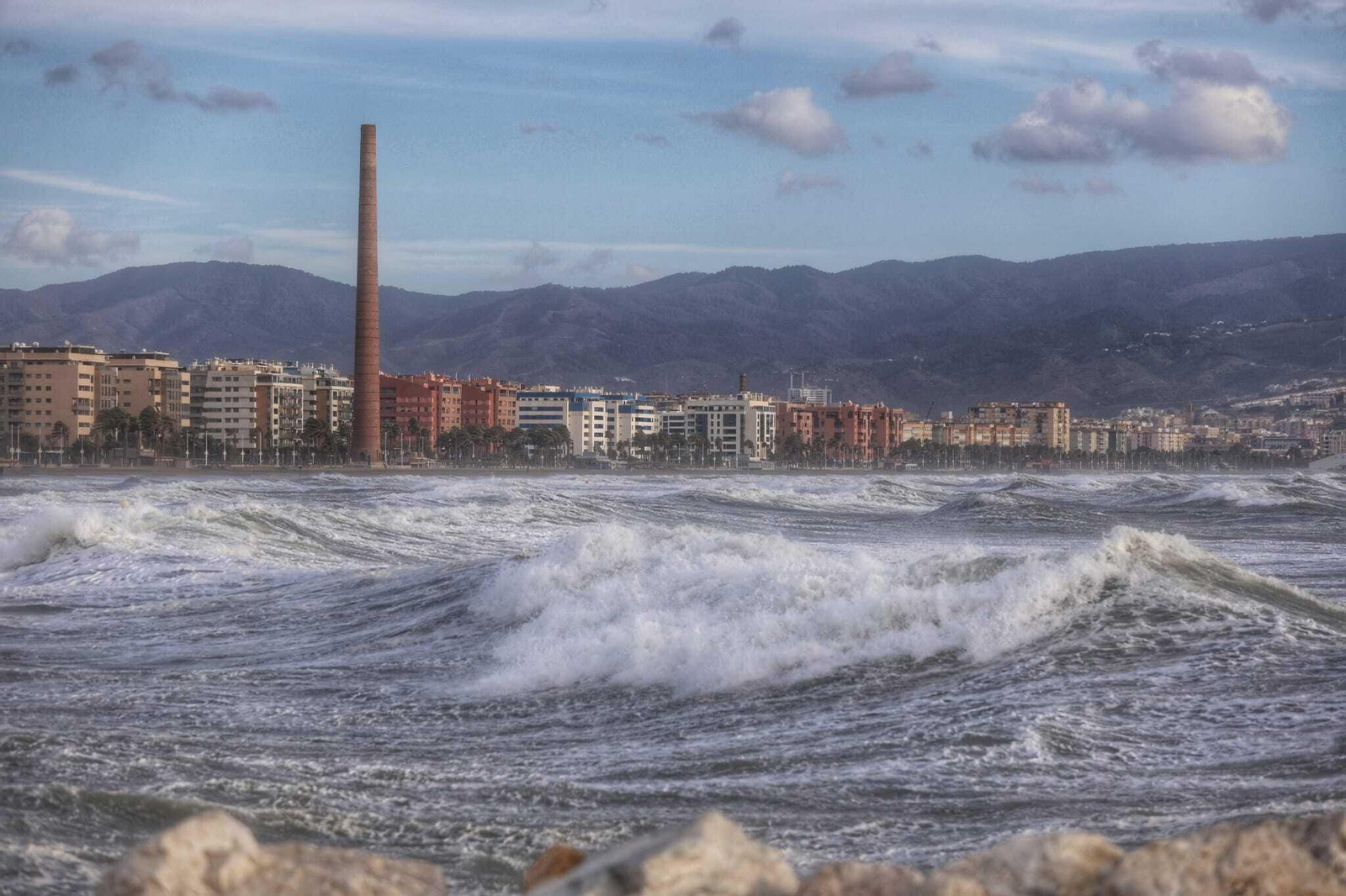 Oleaje por el fuerte viento de levante en Málaga, en aviso naranja.