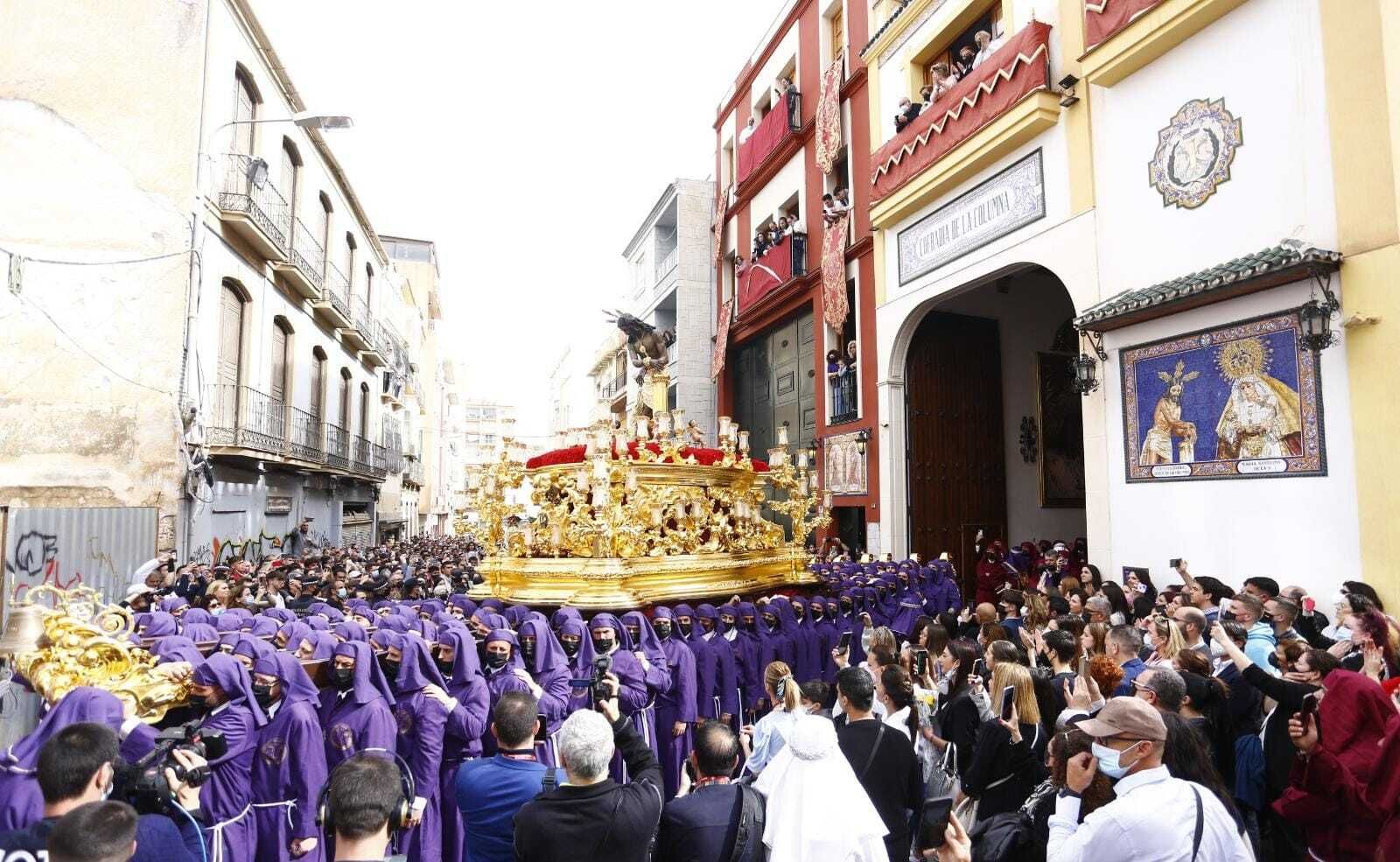 Nuestro Padre Jesús de la Columna saliendo de su casa hermandad