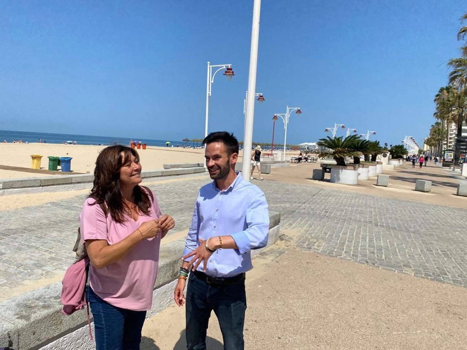 David de la Cruz y Helena Fernández, tras la rueda de prensa de este viernes en el Paseo Marítimo.