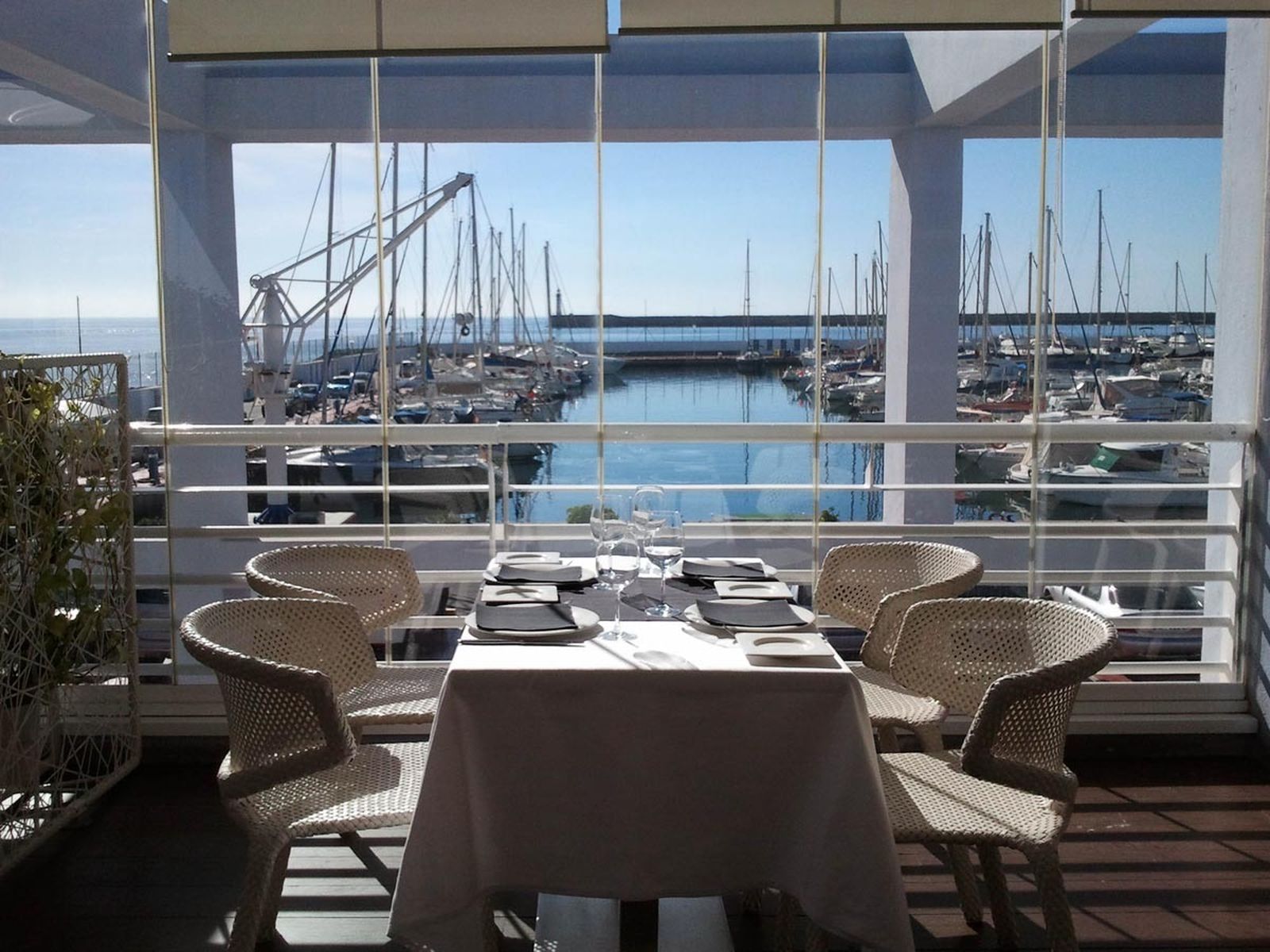 Restaurante Catamarán, con vistas al Puerto de Almería