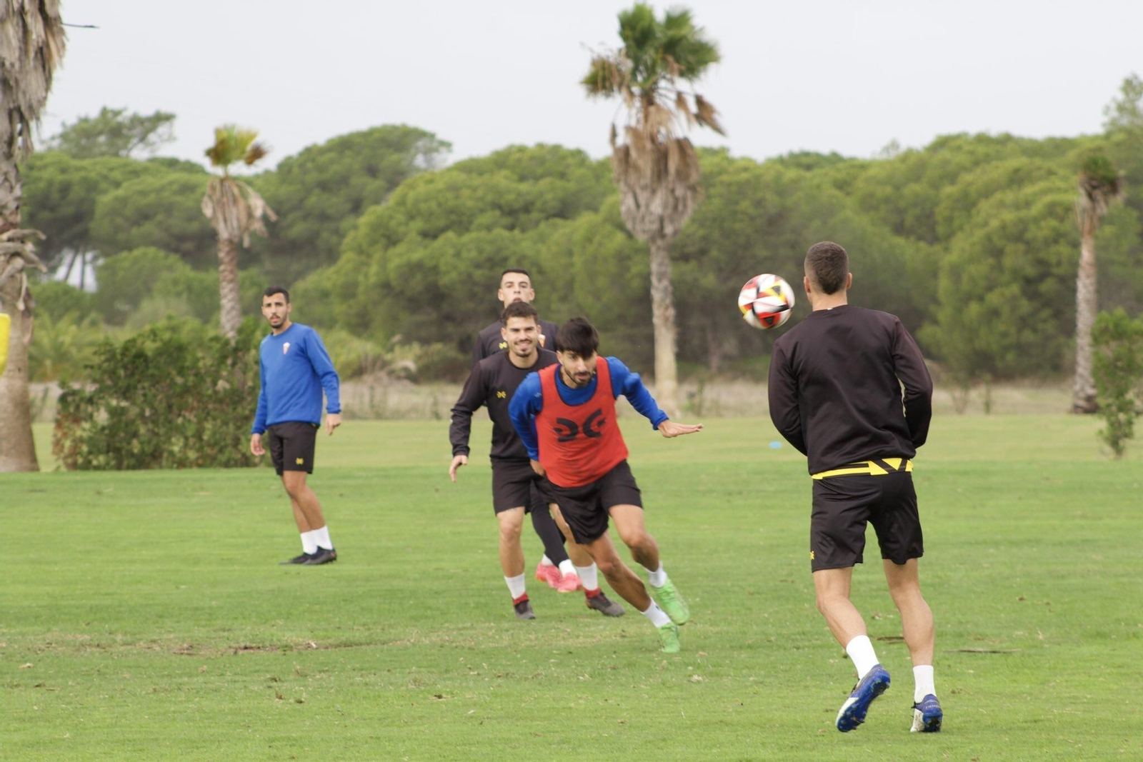 Jugadores del San Roque de Lepe preparan el partido de este sábado.