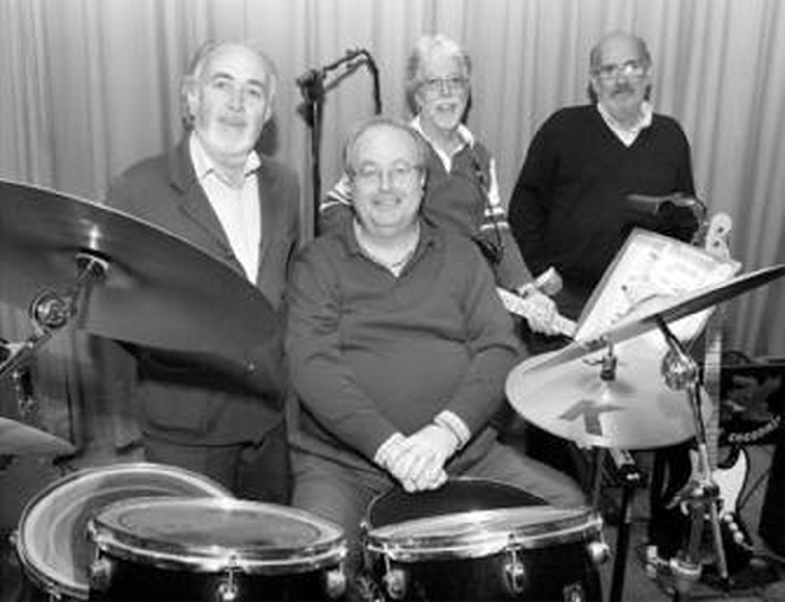 Los integrantes de 'Club Cocodrilo' antes de los ensayos en el salón de actos de La Salle Buen Pastor.