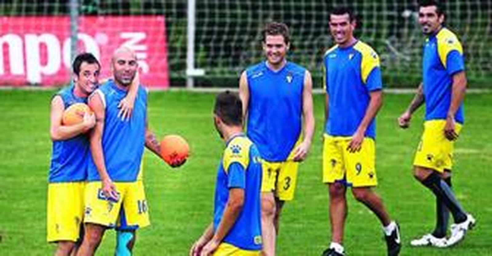 López Silva agarra a Raúl López entre bromas delante de unos cuantos compañeros.