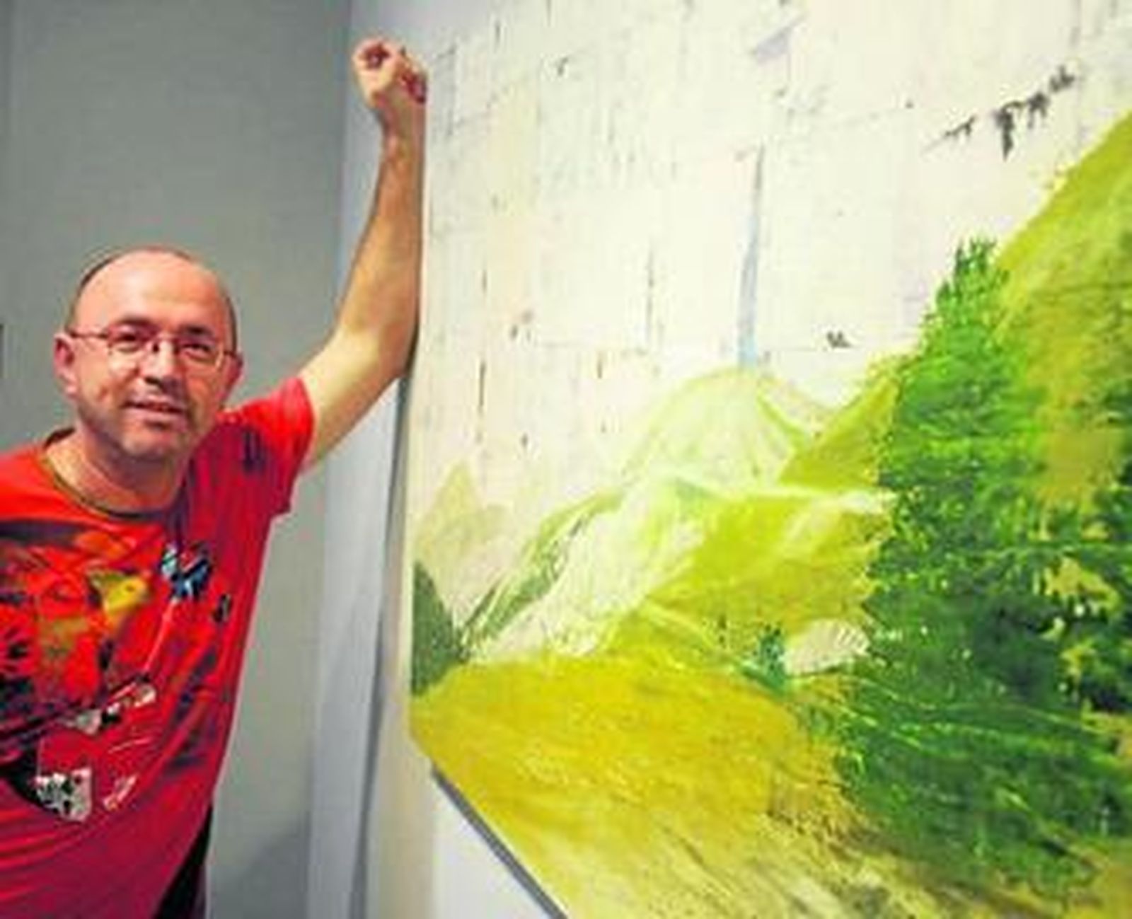Pepe López ante el lienzo 'Pre-Alpes' en la galería Murnau.