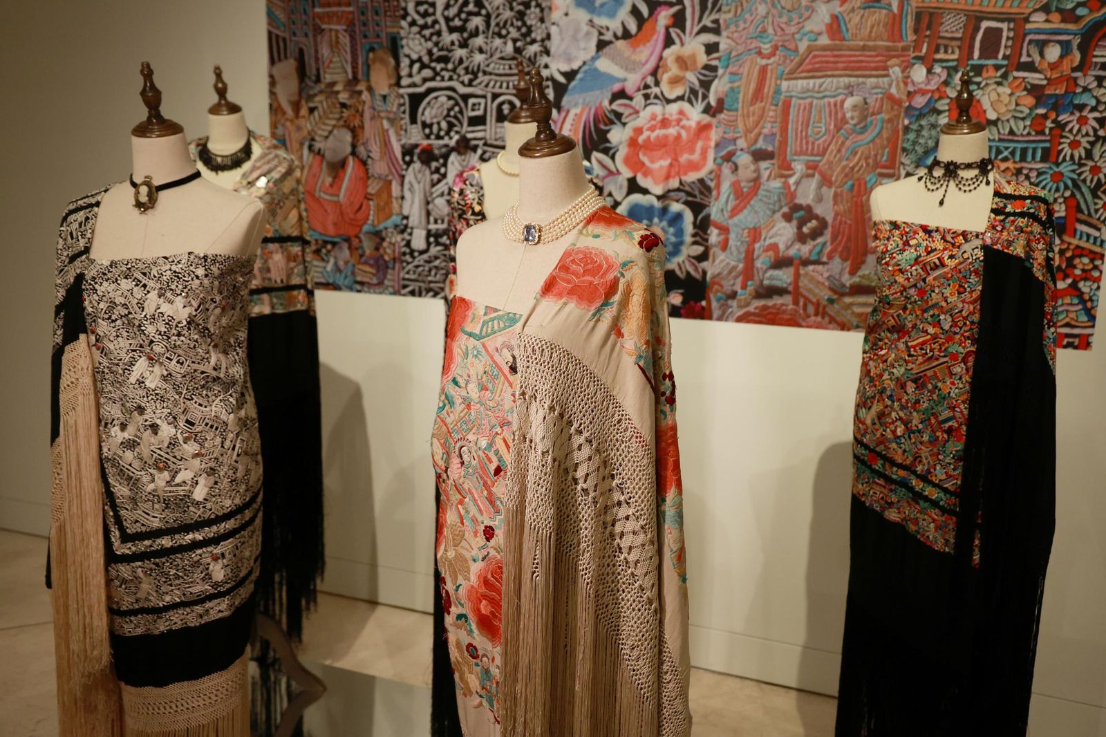 La nueva exposición de Mantones de Manila de la colección Perraut, en imágenes