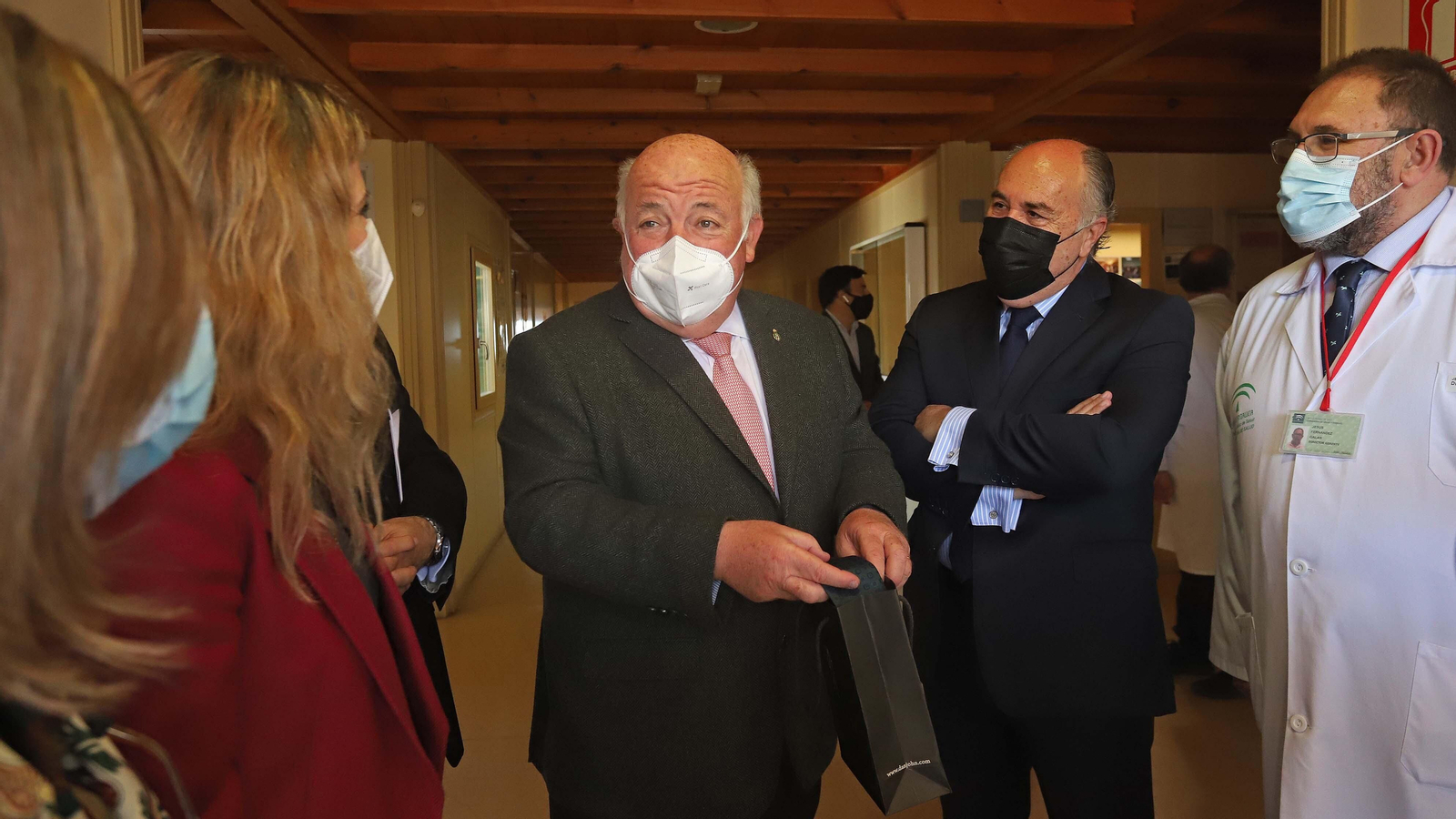 Visita de Jesús Aguirre al hospital Punta Europa en Algeciras