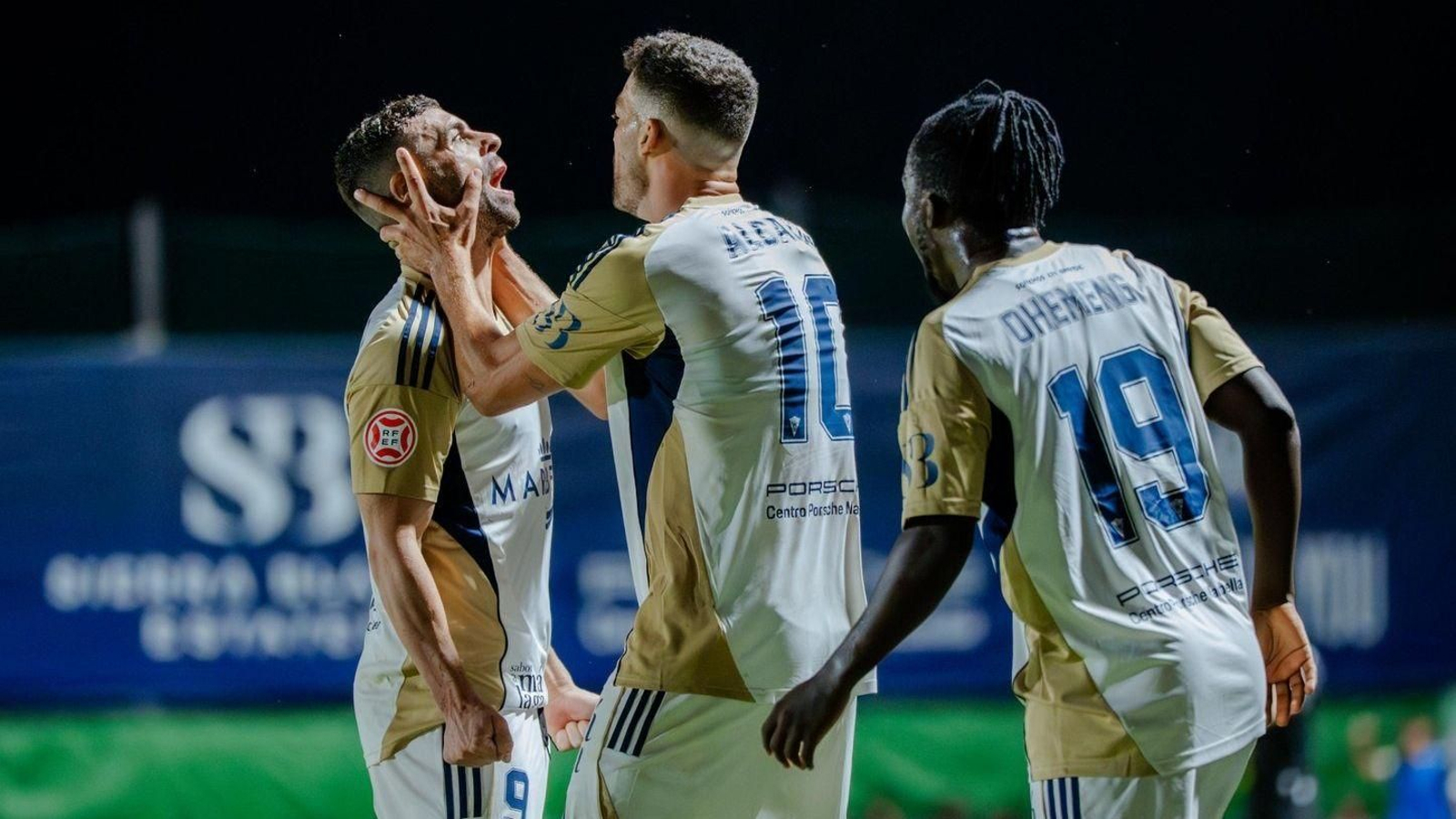 Rodri Ríos celebra su primer gol con el Marbella.