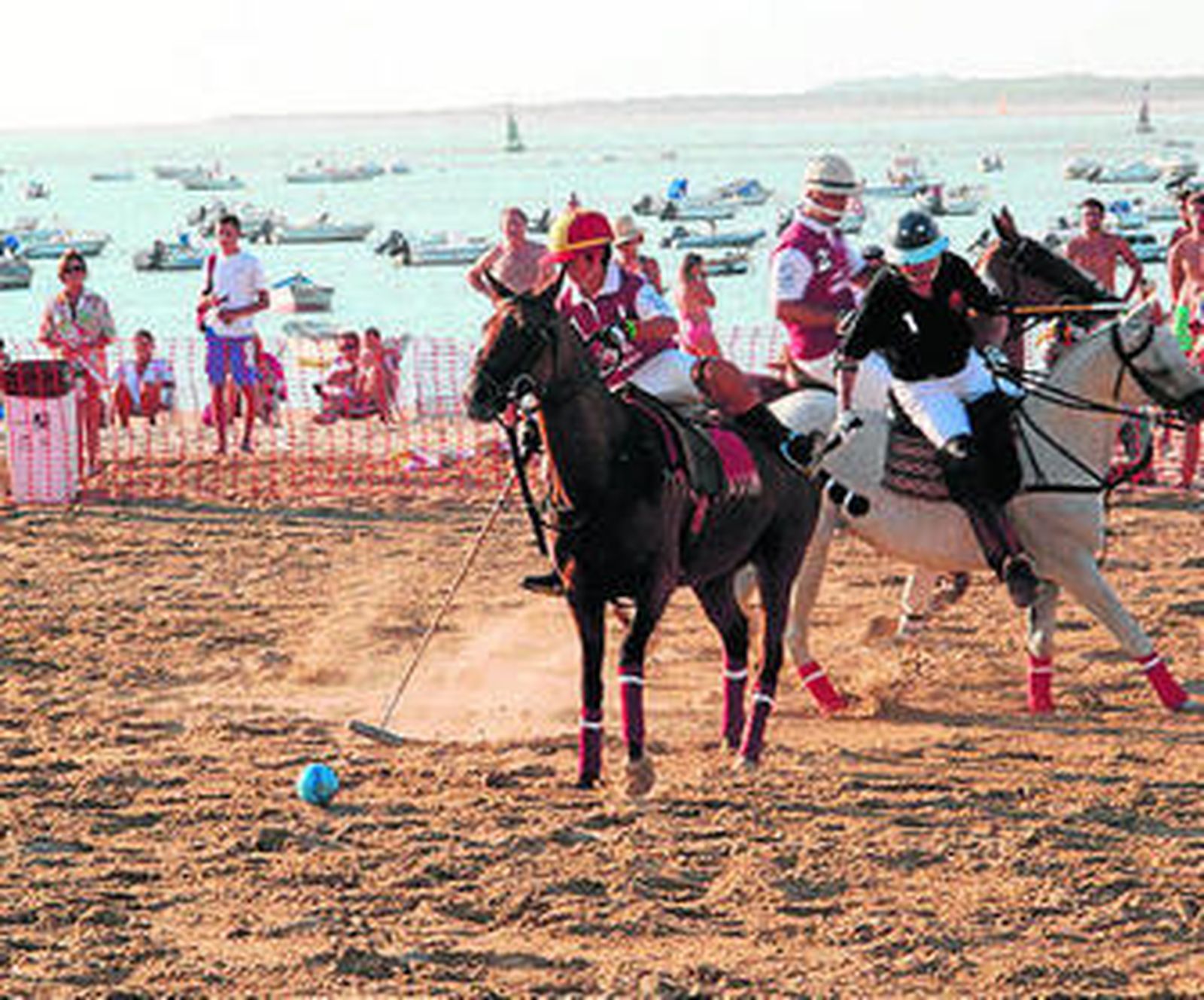 Dos polistas durante la ida del torneo celebrada en Sanlúcar.
