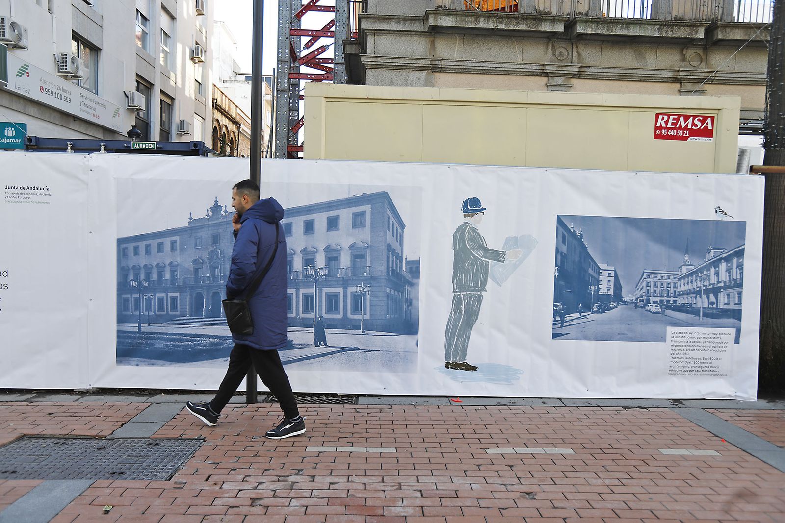 Imágenes de la colocación de vinilos de los restos arqueológicos encontrados en el antiguo edificio de Hacienda