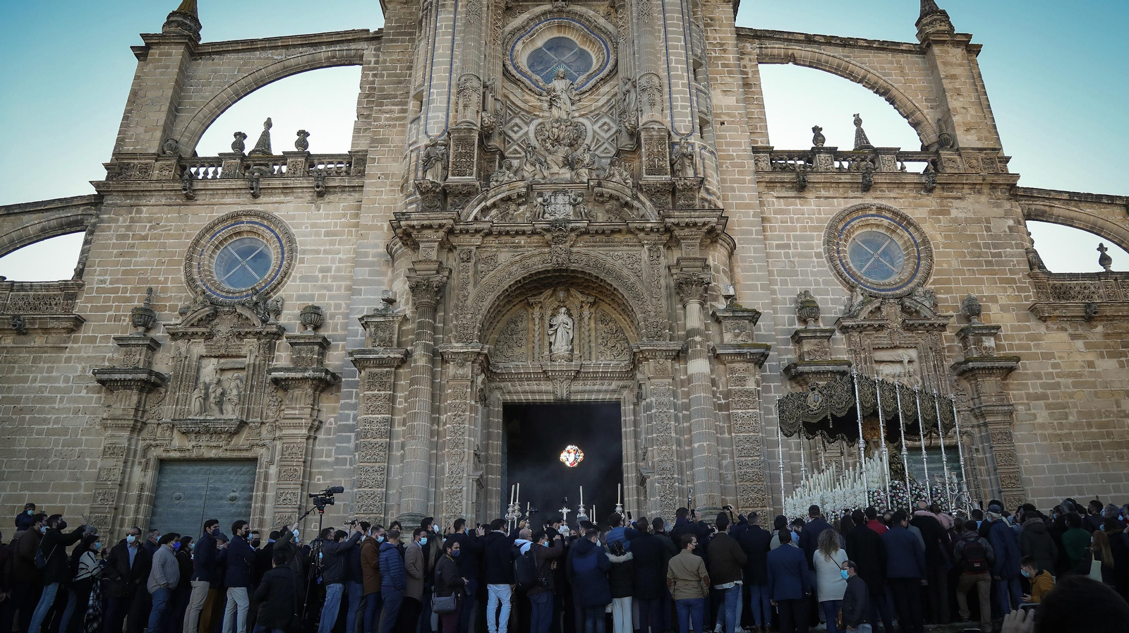 Gran ambiente cofrade en el traslado de la Virgen de la Esperanza a la Catedral