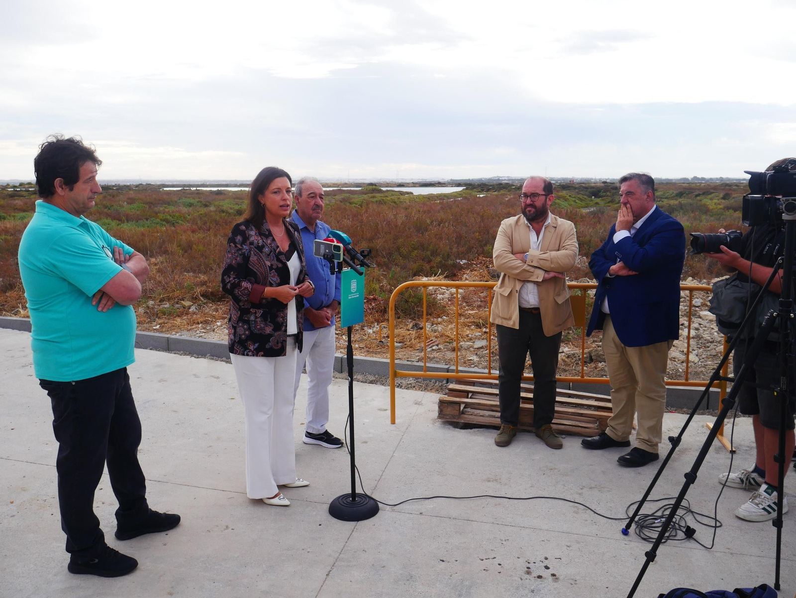 La alcaldesa, compareciendo junto a los vecinos durante la visita de inicio de obras.
