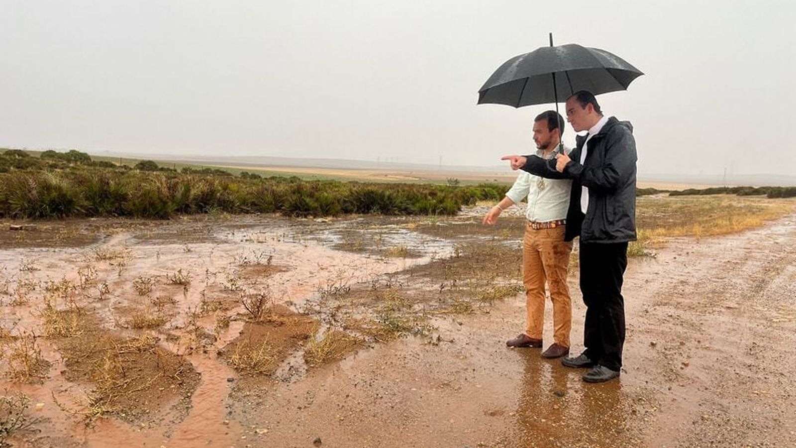 Ignacio del Rey y Adrián Rodríguez, párroco y hermano mayor respectivamente, observan el estado del terreno