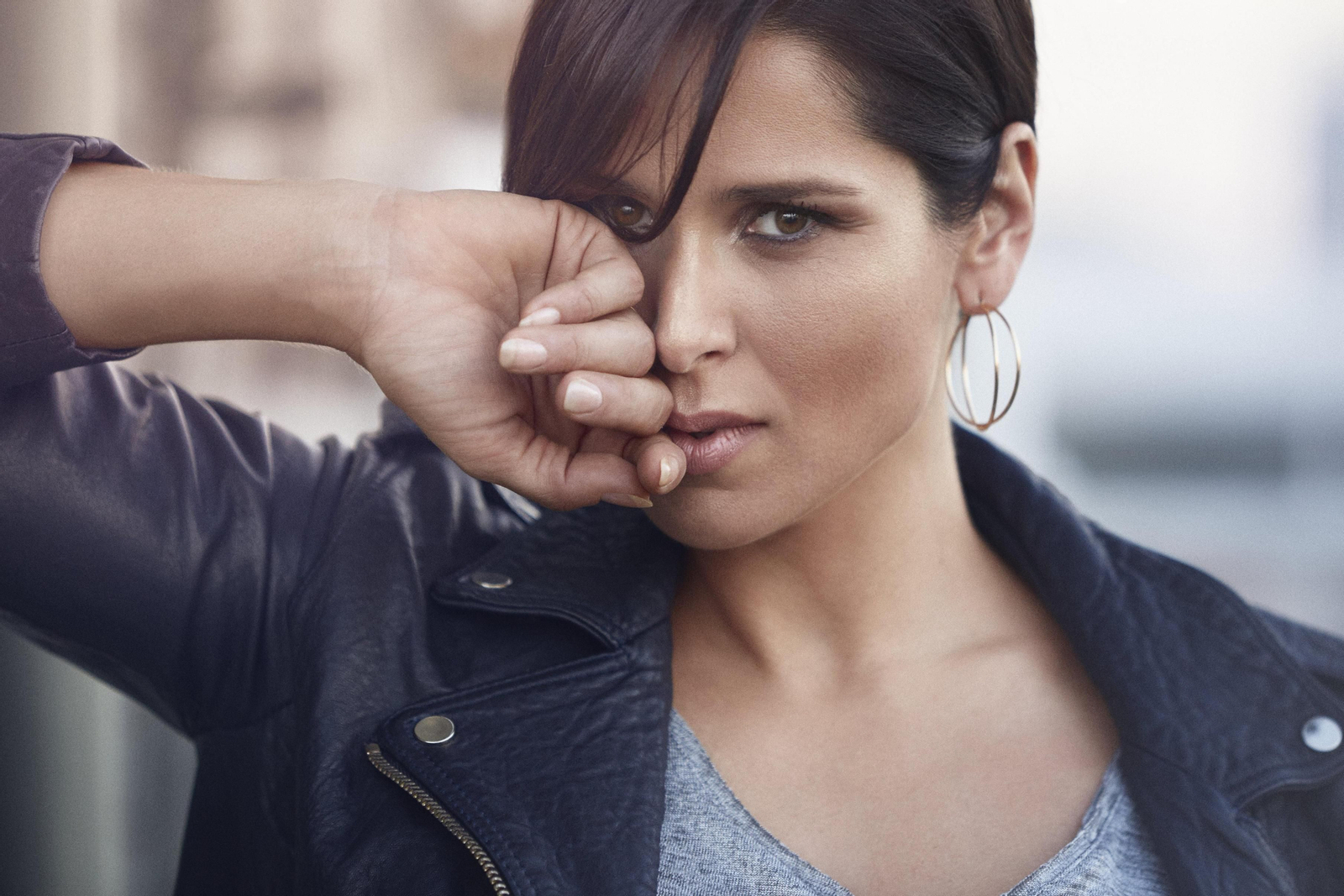 La cantante granadina Rosa López presenta el single 'Ahora sé quién soy', compuesto por ella misma.