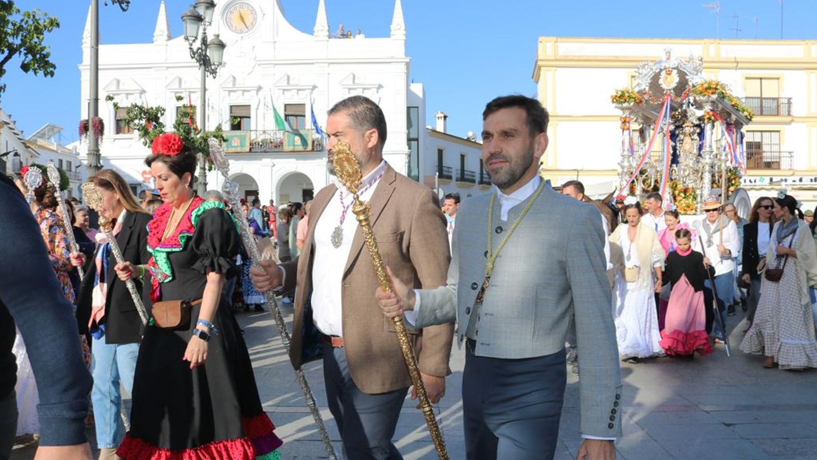 La Hermandad de Cartaya a su paso por las calles de la localidad.