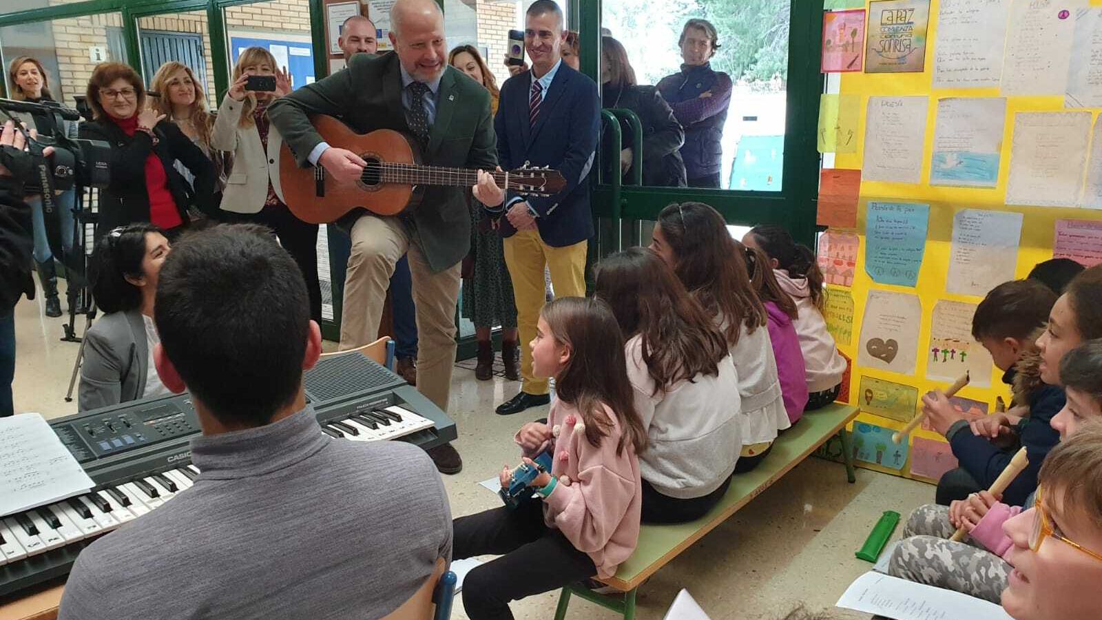 Imbroda se ha sumado a la actuación musical de los alumnos del CEIP San Luis en su recibimiento
