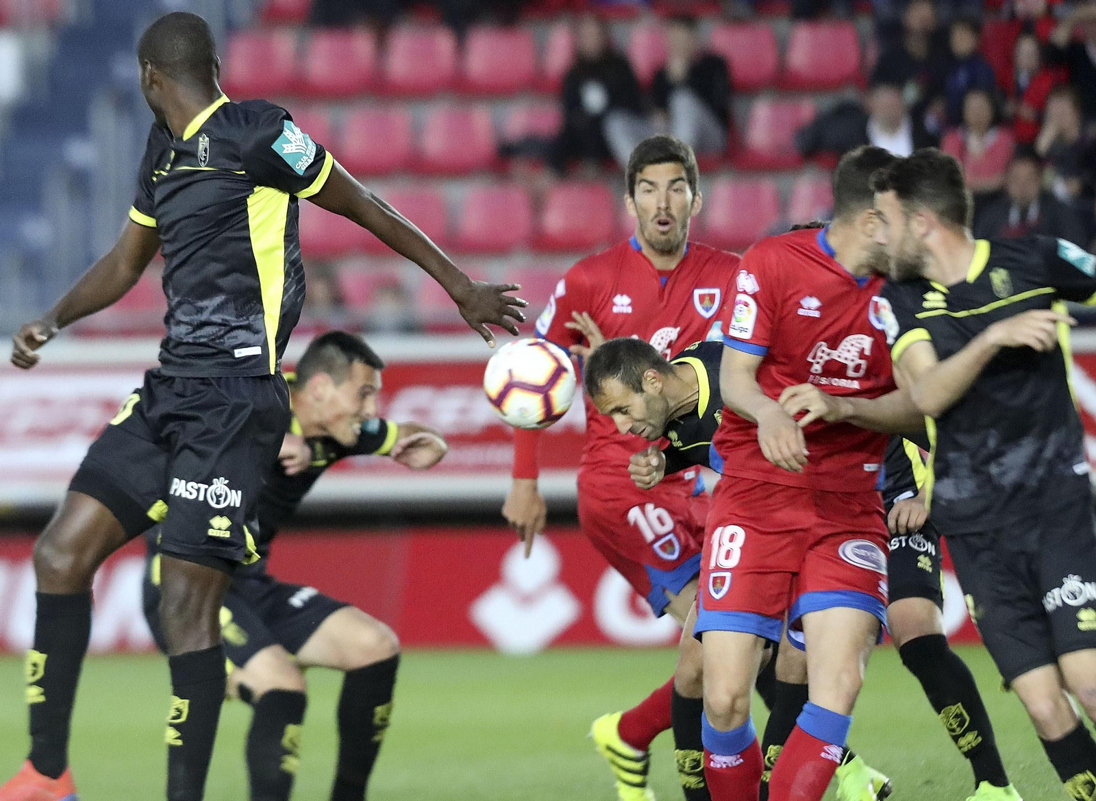 Fede San Emeterio trata de eludir a Gus Ledes en Los Pajaritos.