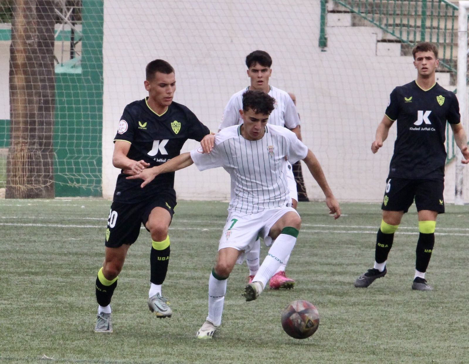 Pol Marce presiona a un jugador del Córdoba durante el encuentro de la pasada jornada.