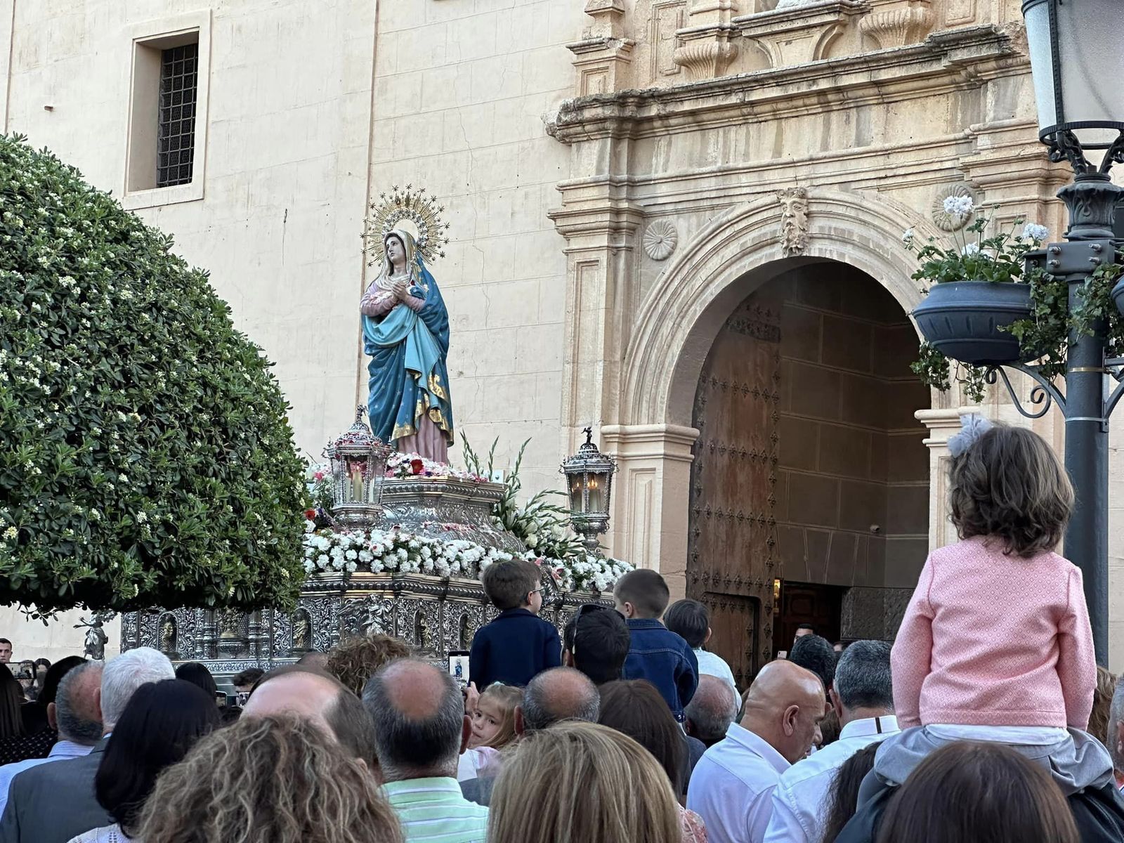 Entronizada en su trono plateado recorre las calles hasta su llegada al templo parroquial.