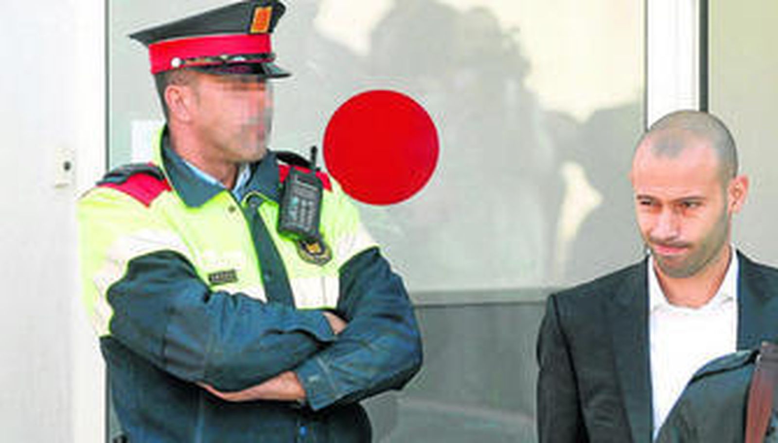 Javier Mascherano, con gesto contraído, abandona los juzgados de la localidad barcelonesa de Gavá tras su comparecencia ayer.