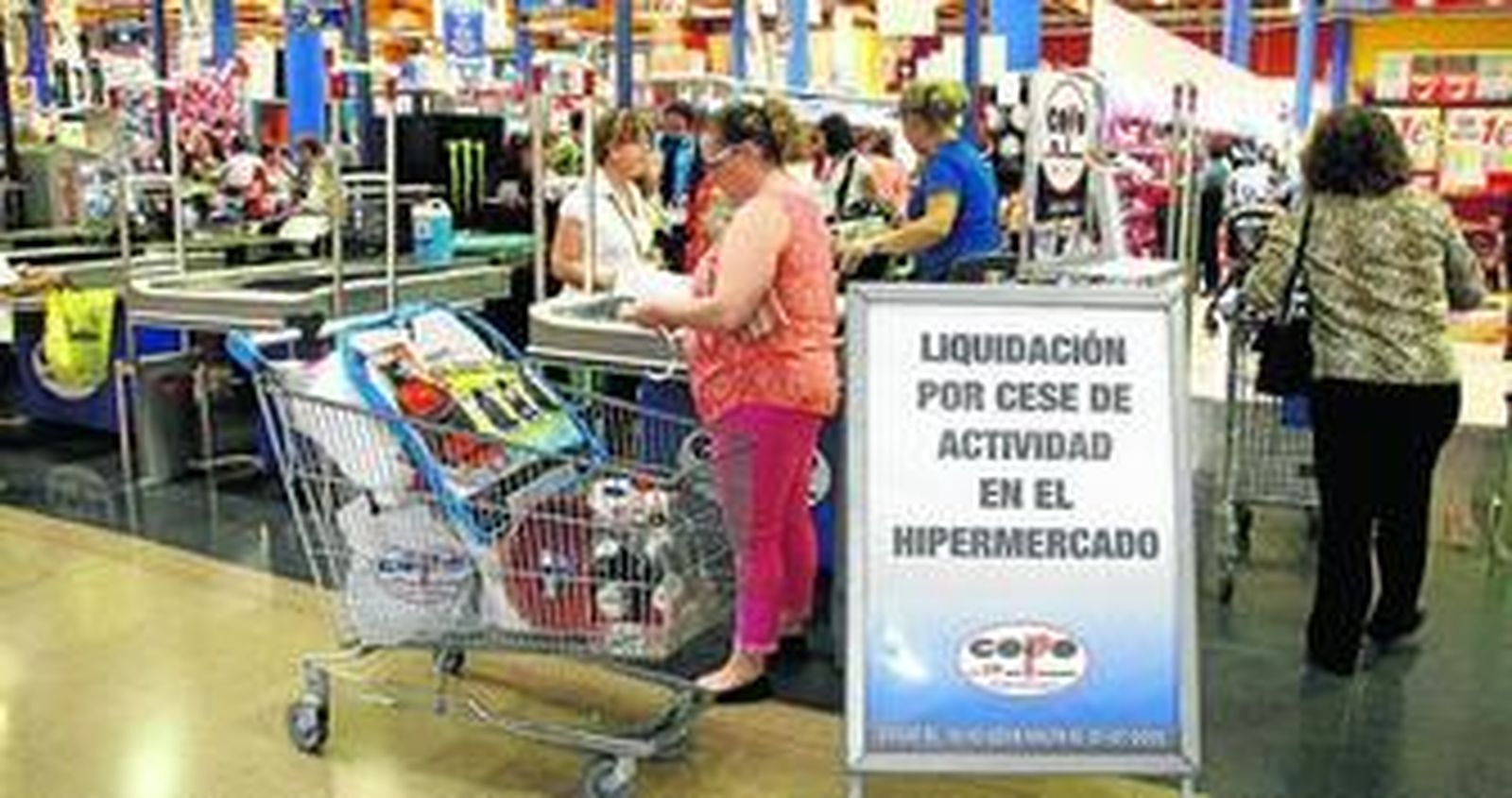 Ayer comenzaba la campaña de liquidación de existencias con descuentos de hasta el 50% en textil y menaje y que llevó a cientos de ejidenses a buscar las mejores ofertas.