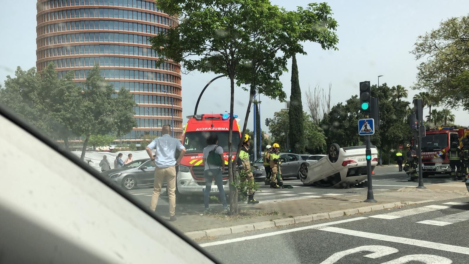 Los Bomberos actúan en presencia del vehículo volcado.