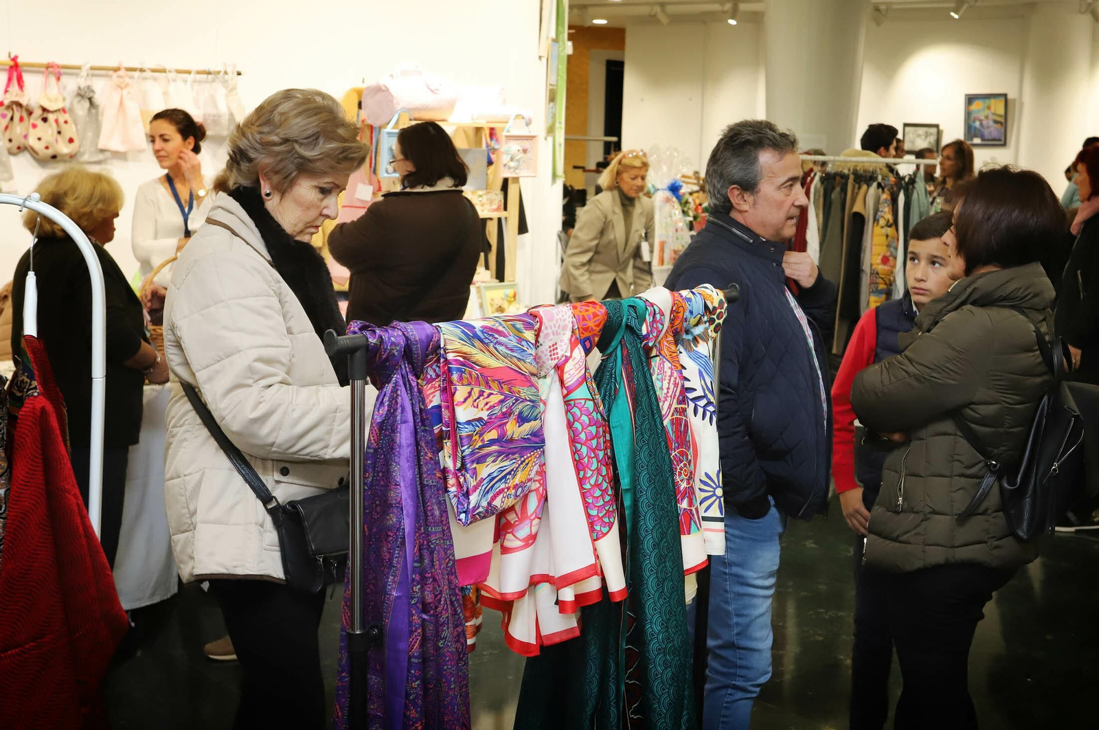 Imágenes del mercadillo navideño en Caja Rural del Sur